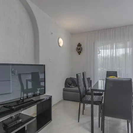 In With Terrace, Air Condition, Wifi, Washing Machine 罗维尼