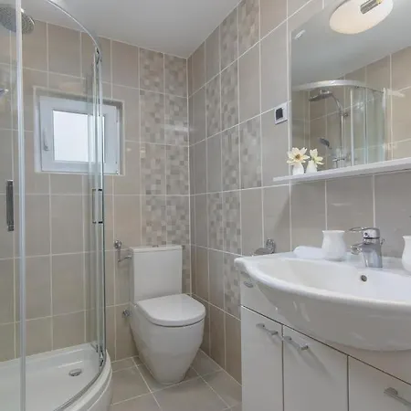 In With Terrace, Air Condition, Wifi, Washing Machine * 罗维尼